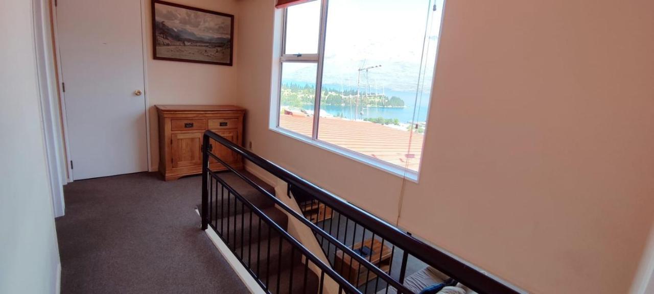 Spacious Home With Awesome Lake Views Queenstown Bagian luar foto