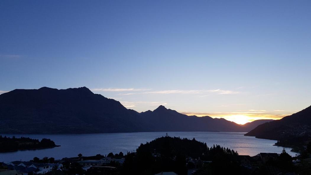 Spacious Home With Awesome Lake Views Queenstown Bagian luar foto