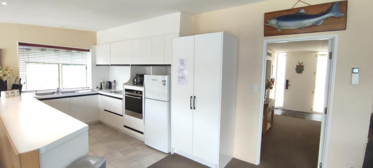 Spacious Home With Awesome Lake Views Queenstown Bagian luar foto